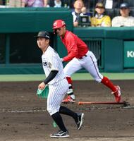 　３回、伊原は矢野を二塁ゴロに打ち取る（撮影・山口登）