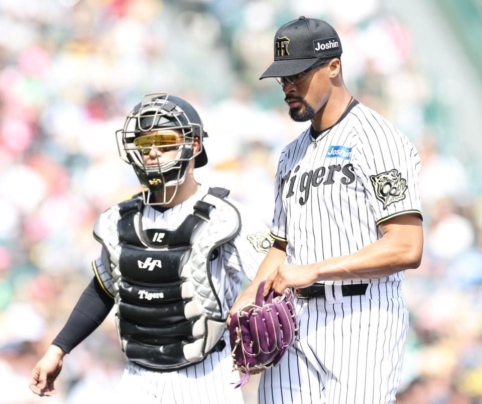 　２回に味方のミスも絡み３失点したデュプランティエ（右）は坂本とベンチに戻る（撮影・中田匡峻）