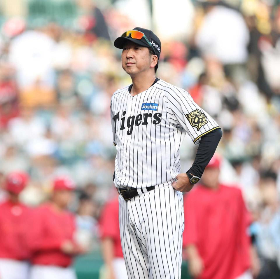 　広島に敗れ、整列に向かう藤川監督（撮影・中田匡峻）