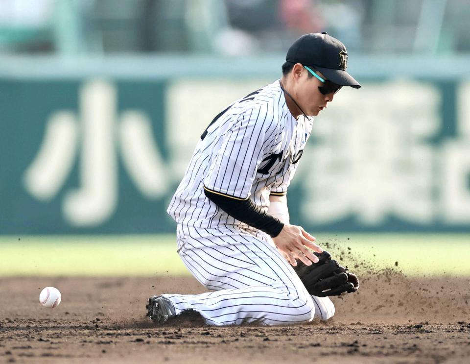 　９回、中村奨の打球を後逸する木浪。３個目の失策を犯す