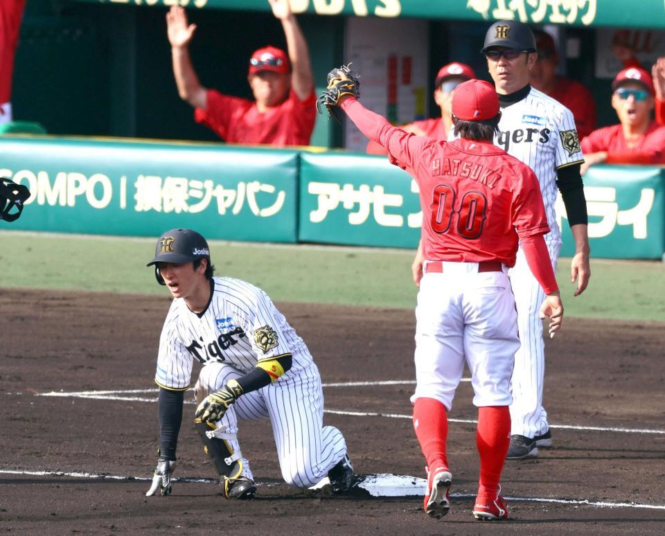 　６回、近本は左中間に二塁打を放ち、三塁を狙うもタッチアウトになる