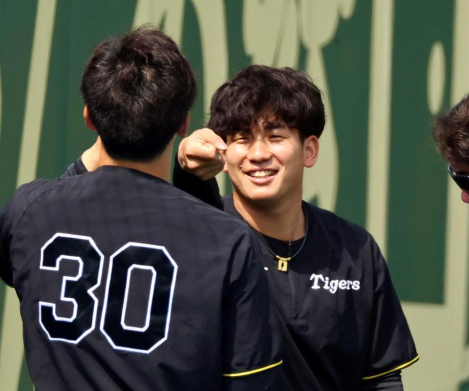 　門別（左）と談笑する伊原（撮影・山口登）