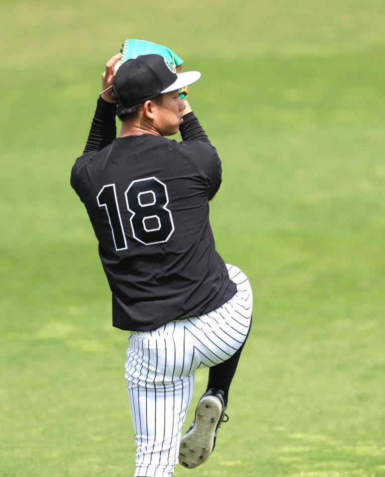 　入念にキャッチボールする伊原（撮影・北村雅宏）