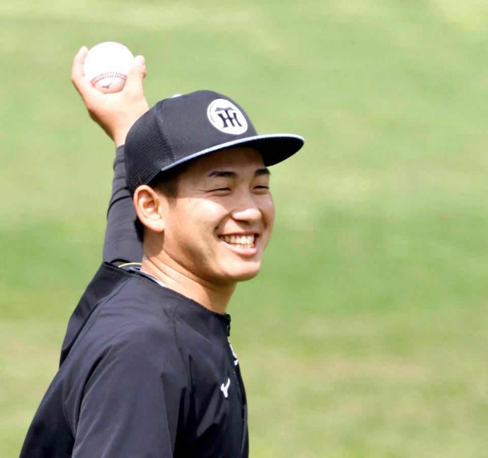 　笑顔を見せキャッチボールする伊原（撮影・山口登）