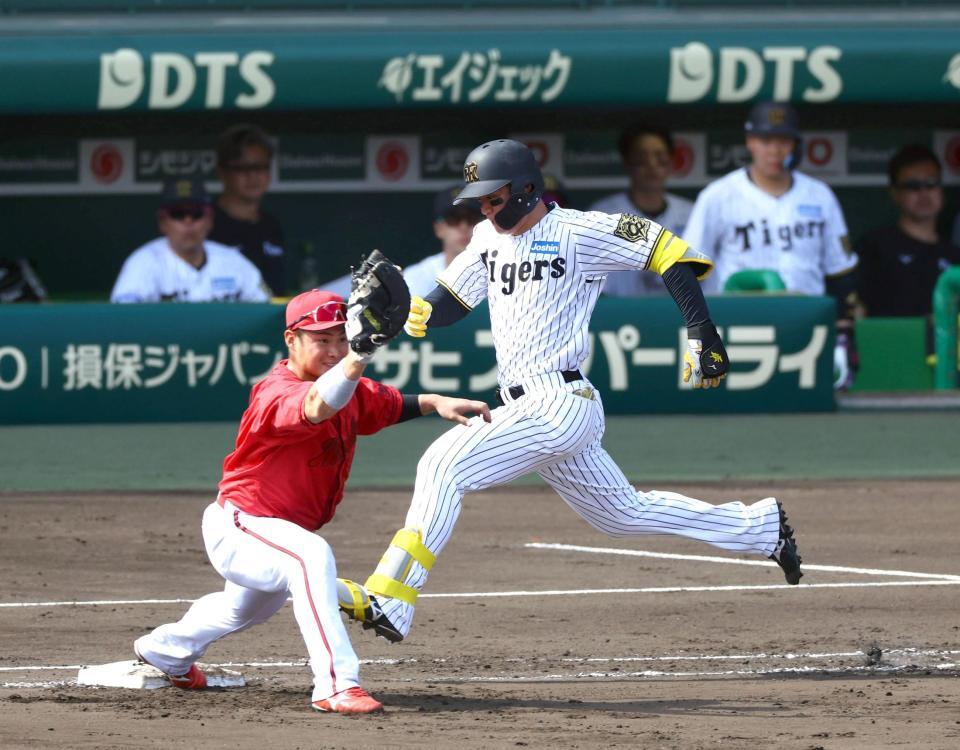 　４回、森下は遊ゴロで一塁に駆け込むもアウトになる（野手・田村）＝撮影・山口登