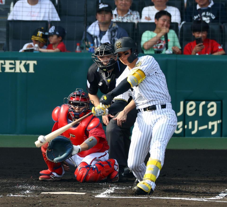 　６回、左前打を放つ森下（捕手・石原）＝撮影・山口登