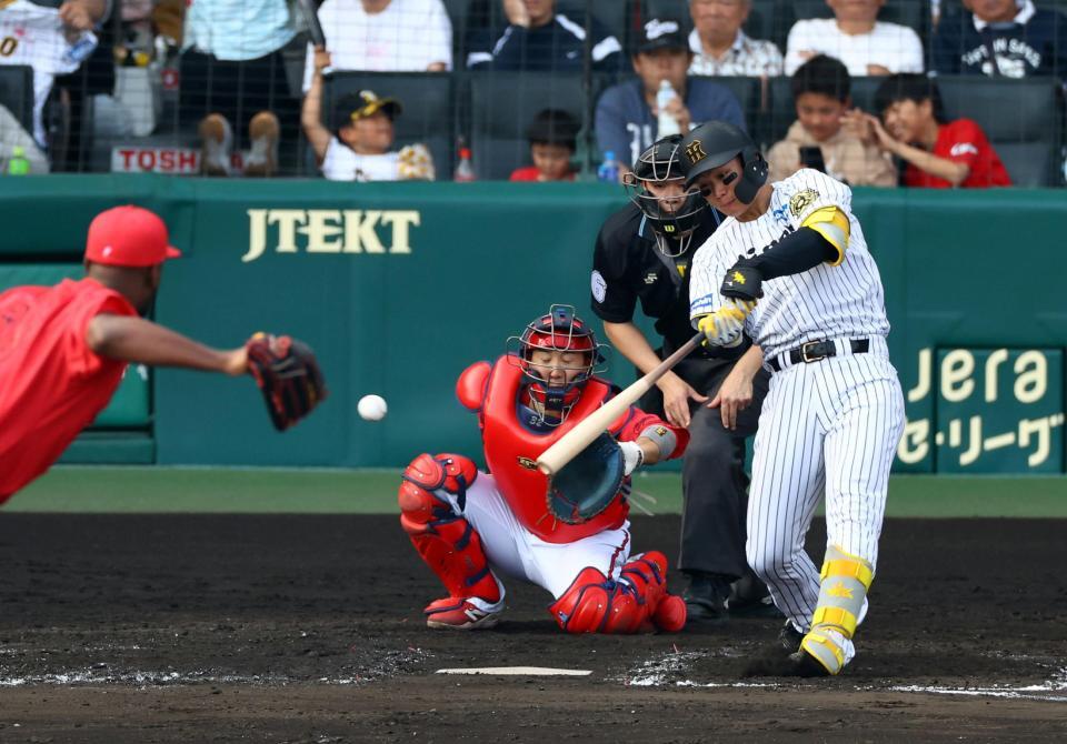 　８回、右前打を放つ森下（投手・ハーン、捕手・石原）＝撮影・山口登