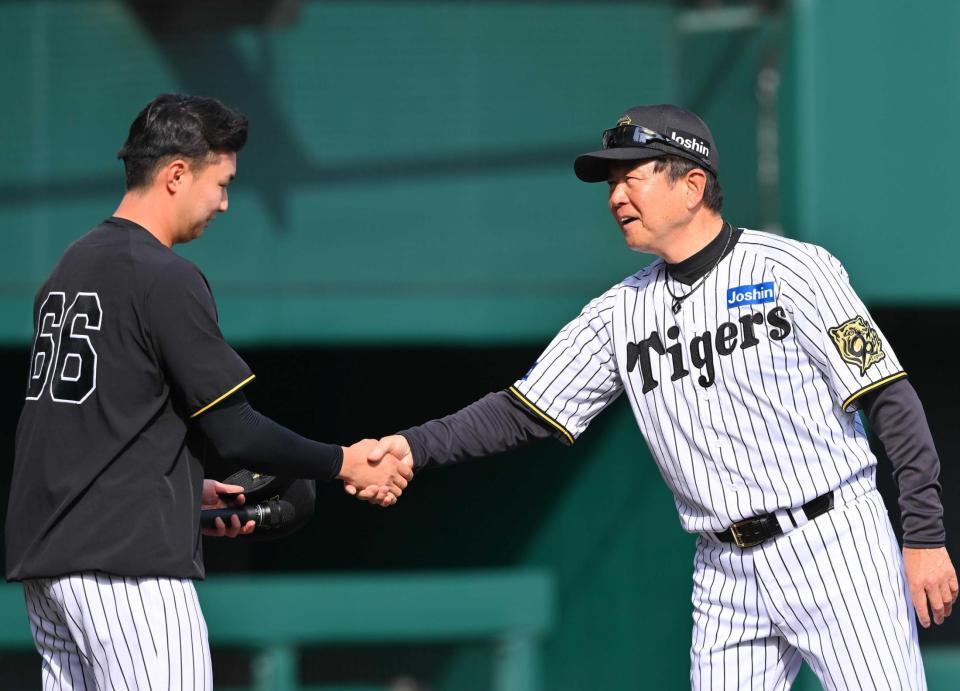 　津田（左）と笑顔で握手する平田２軍監督（撮影・西田忠信）