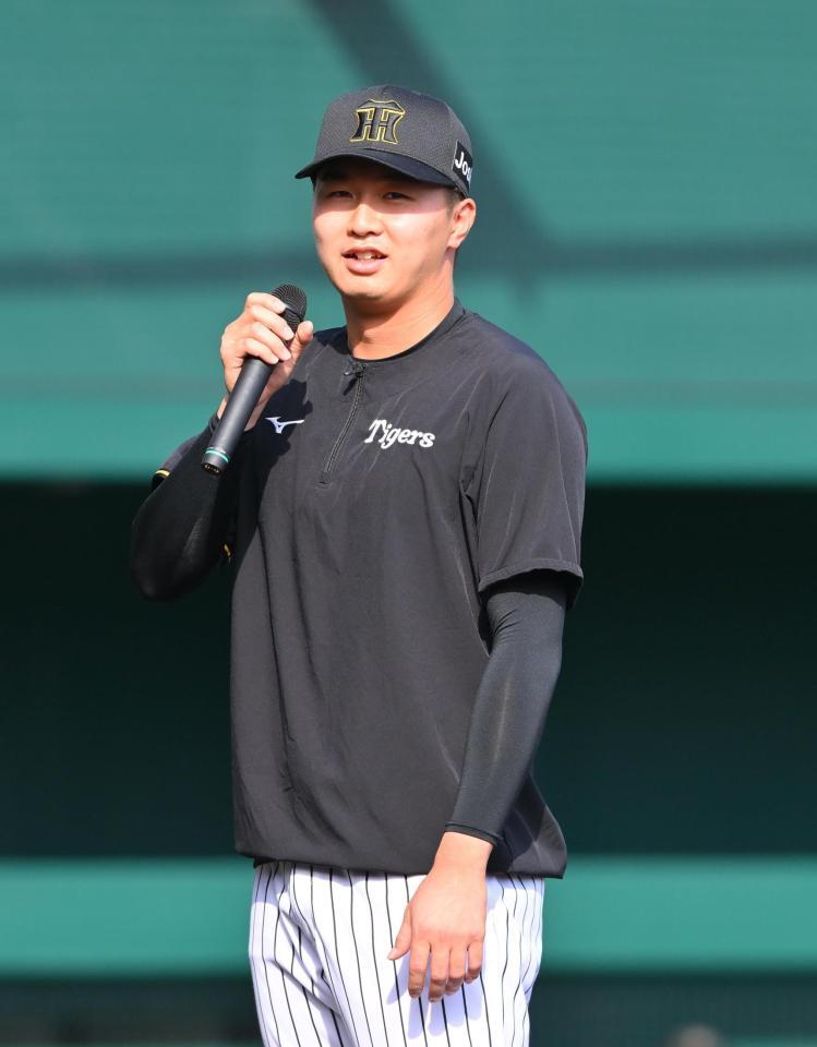 　試合後にスピーチをする津田（撮影・西田忠信）