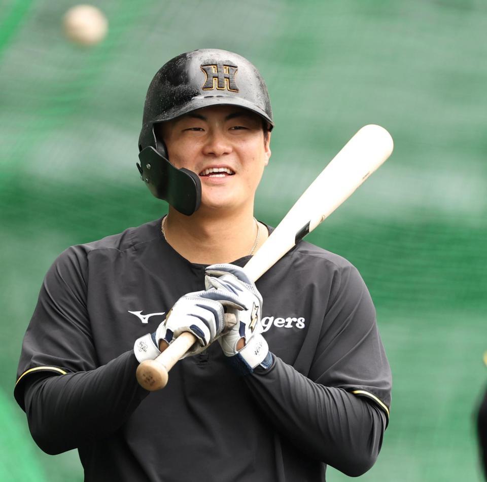 　笑顔を見せる前川（撮影・中田匡峻）