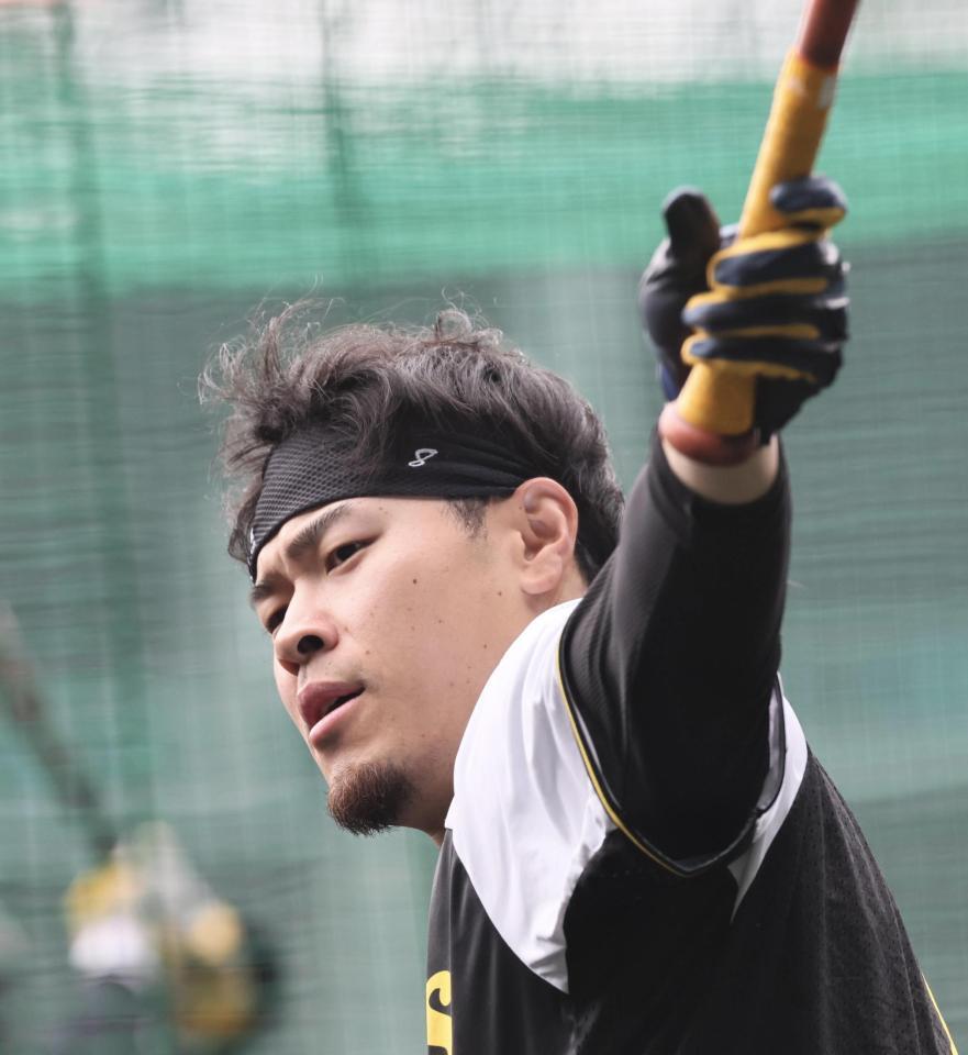 　打撃練習をする佐藤輝（撮影・田中太一）