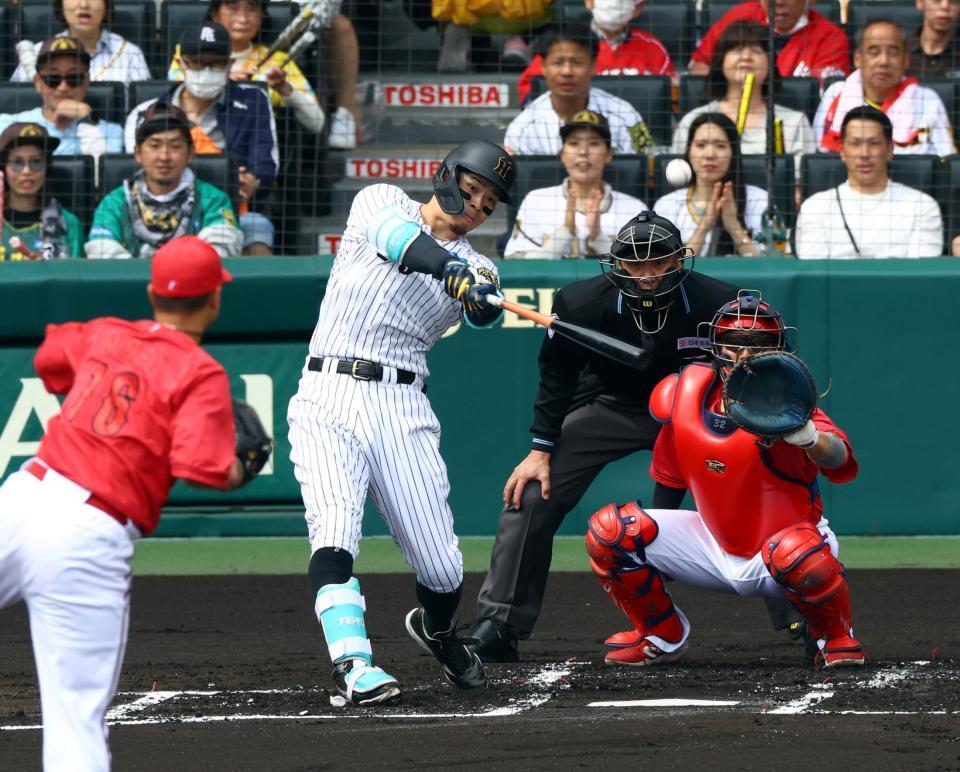 　１回、中越えに先制２ランを放つ佐藤輝（撮影・山口登）