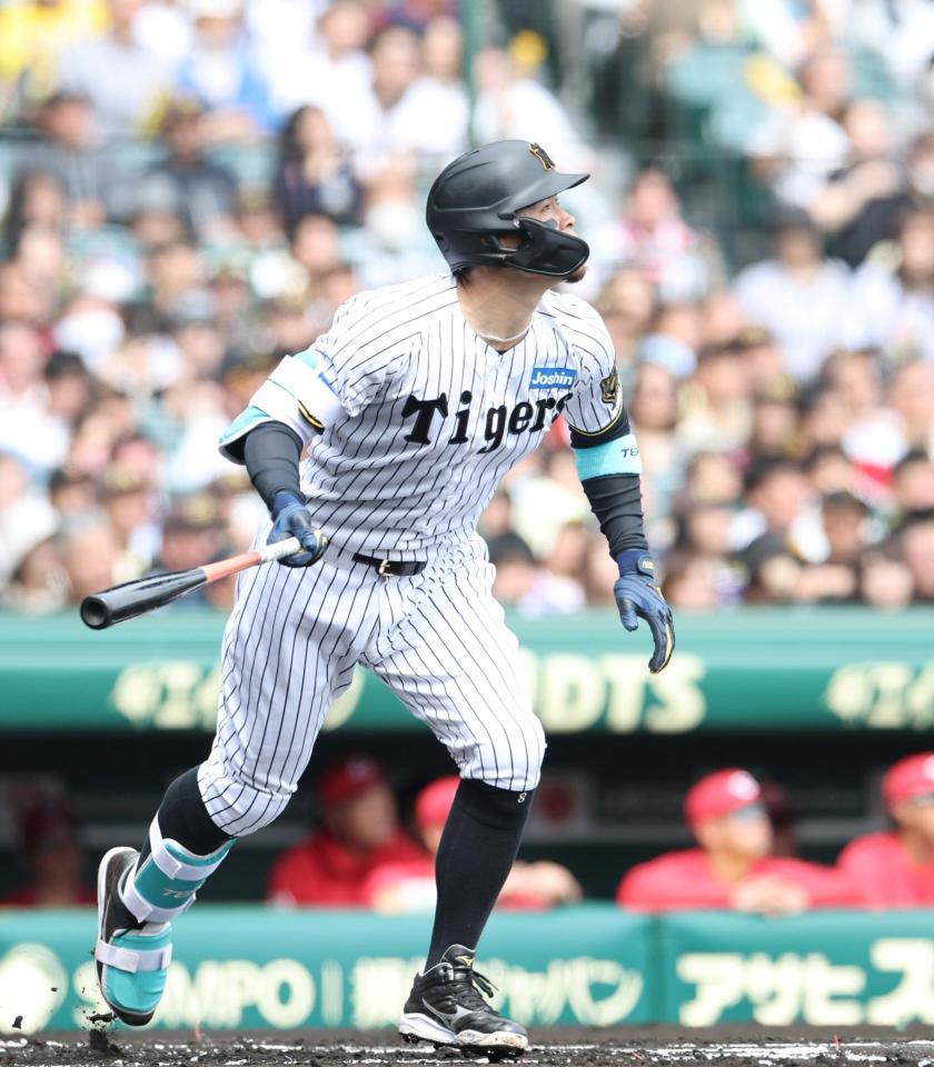 　１回、センターへ先制２ランを放つ佐藤輝（撮影・中田匡峻）