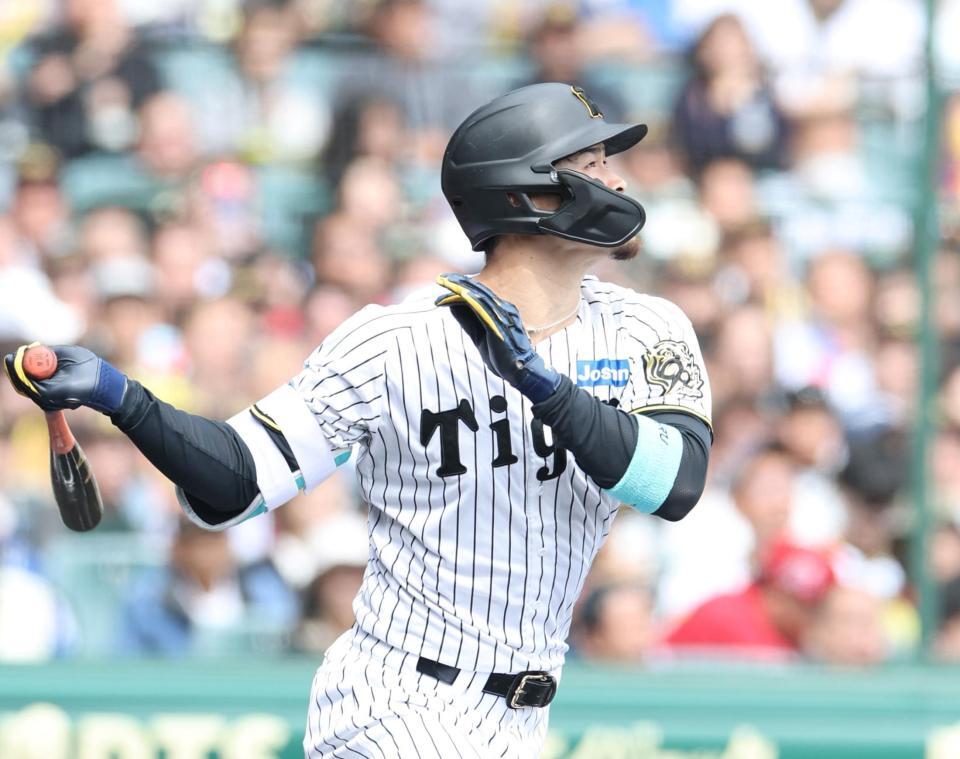 　１回、センターへ先制２ランを放つ佐藤輝（撮影・中田匡峻）
