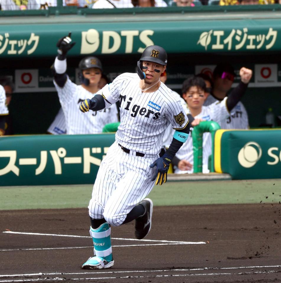 　１回、中越えに先制２ランを放つ佐藤輝（撮影・山口登）