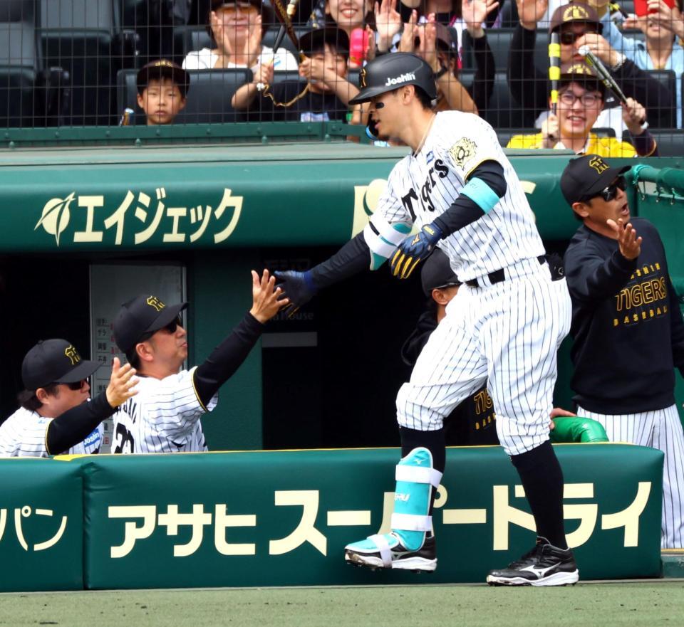 　１回、２ランを放った佐藤輝を迎える藤川監督（撮影・山口登）