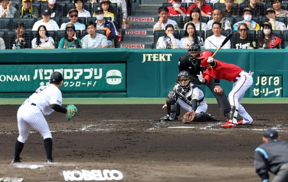 　３回、空振り三振に倒れる二俣。投手・伊原（撮影・山口登）