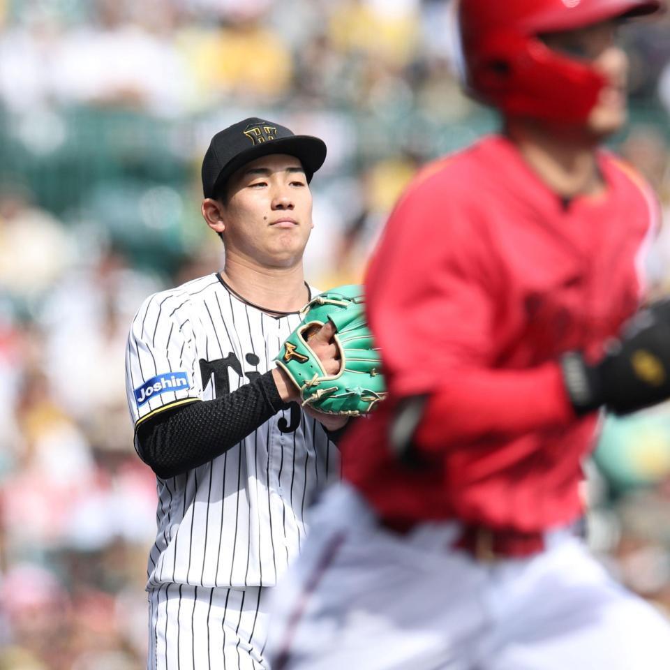 　３回、矢野（右）を二ゴロに抑え、堂々とした表情でベンチに戻る伊原（撮影・中田匡峻）