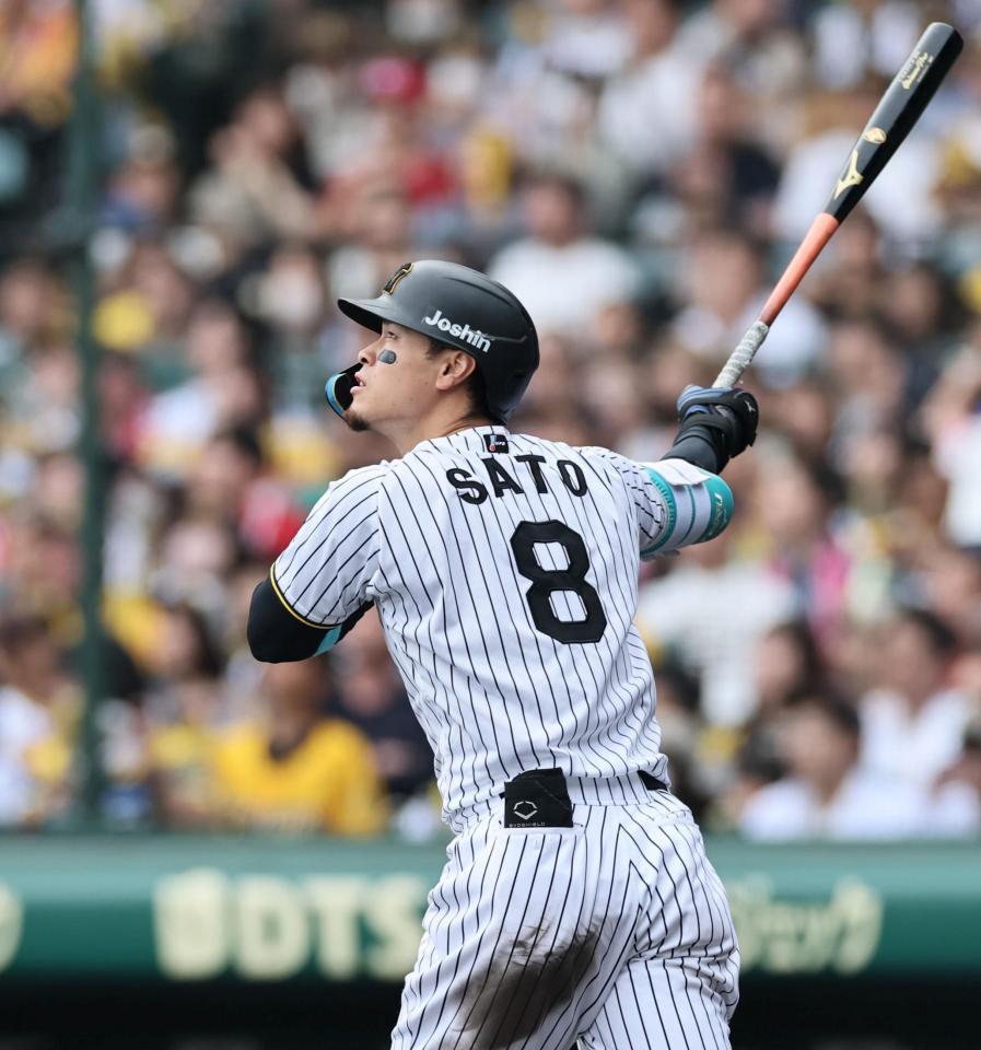 　５回、３ランを放つ佐藤輝（撮影・田中太一）