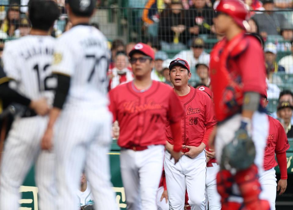 　８回、坂本への頭部死球でグラウンドに出る新井監督（撮影・中田匡峻）