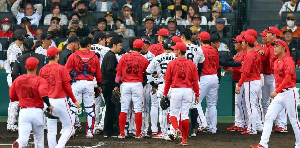 　８回、坂本が頭部に死球を受け、エキサイトする両軍ナイン（撮影・山口登）