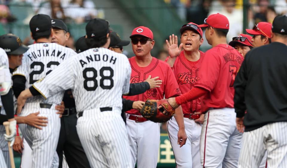 　８回、坂本への頭部死球で激高する藤川監督（２２）を制止する新井監督（撮影・中田匡峻）