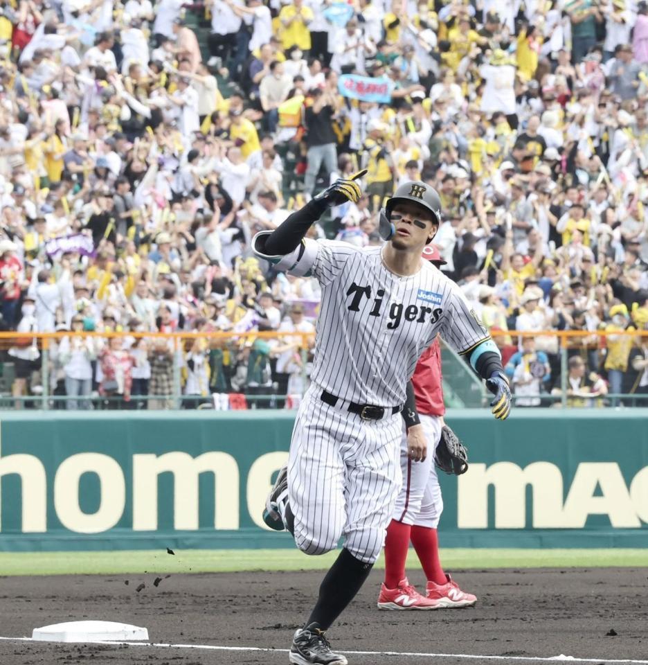 　１回、先制２ランを放った佐藤輝は大声援を受けながら本塁へ向かう（撮影・田中太一）