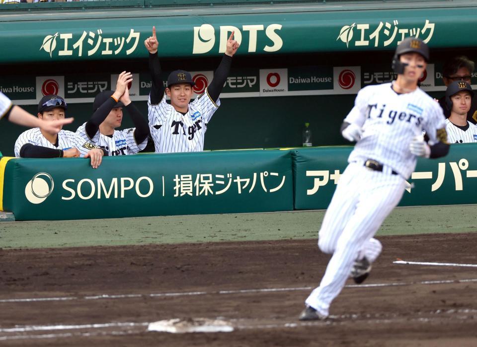 　８回、小幡が適時打を放ちベンチで喜ぶ伊原（中央）＝撮影・山口登