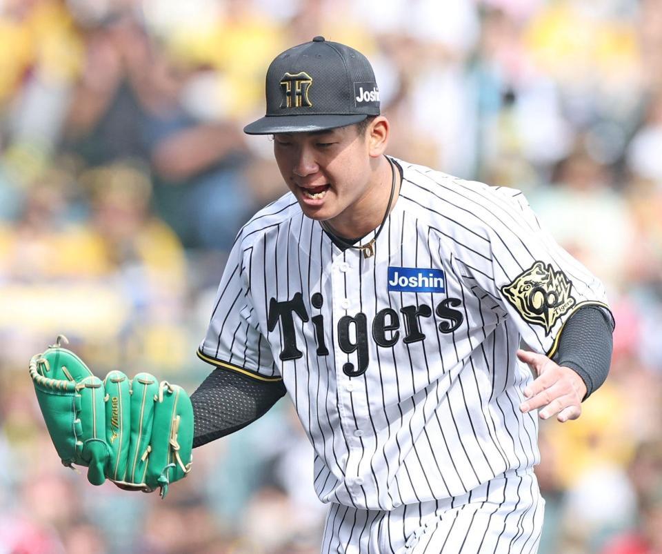 　４回、菊池を見逃し三振に斬り、ほえる伊原（撮影・中田匡峻）