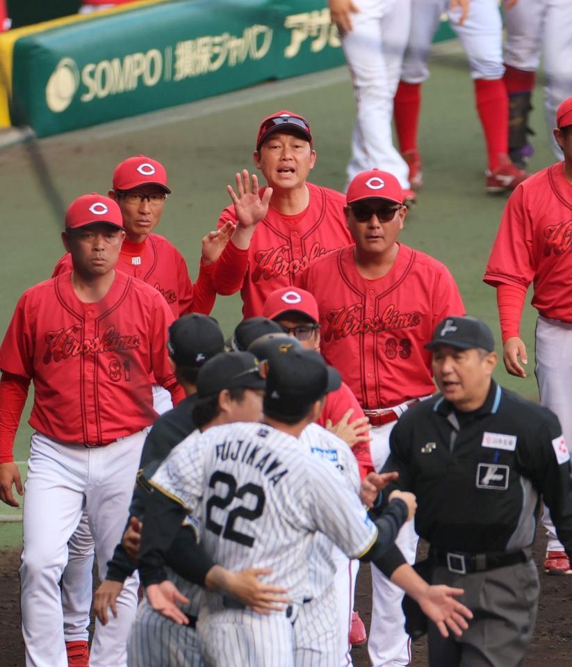 　８回、危険球を坂本が受け、抗議のためベンチを出た藤川監督（２２）に対応する新井監督（奥中央）＝撮影・北村雅宏