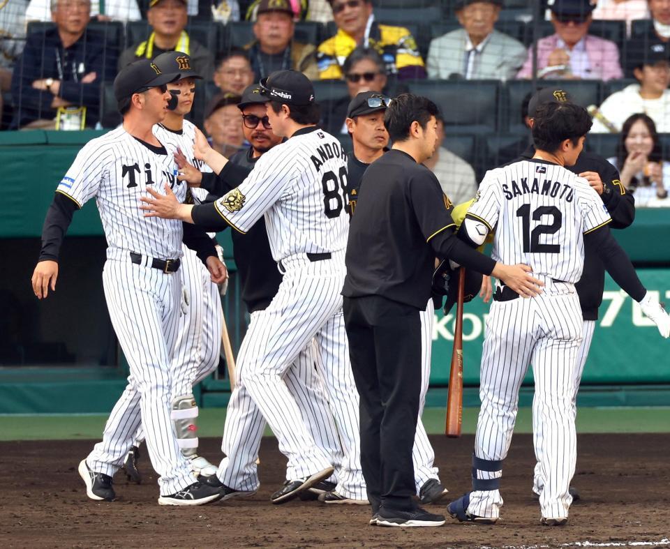 　８回、坂本が頭部に死球を受け、エキサイトする藤川監督（左端）＝撮影・山口登