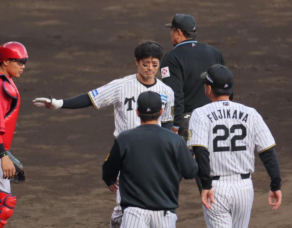 　８回、危険球を受けた坂本（中央）は抗議に出る藤川監督（２２）を止めに入る（撮影・北村雅宏）