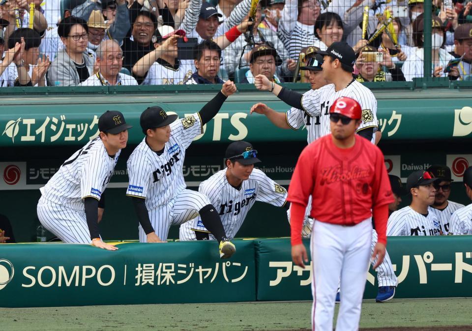 　初勝利を飾りナインとタッチする伊原（中央左）＝撮影・山口登