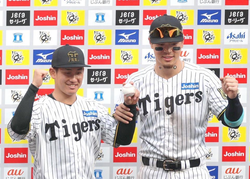 　お立ち台でポーズを決める伊原と佐藤輝（右）＝撮影・北村雅宏