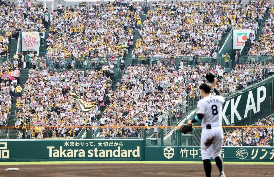 　５回、２本目の本塁打を放った佐藤輝（手前右）に声援を送る右翼スタンドの阪神ファン（撮影・田中太一）