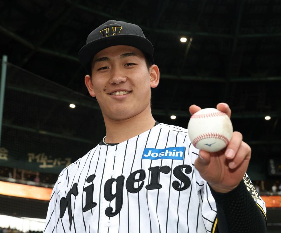 　プロ初勝利を挙げた伊原はウイニングボールを手に笑顔を見せる（撮影・中田匡峻）