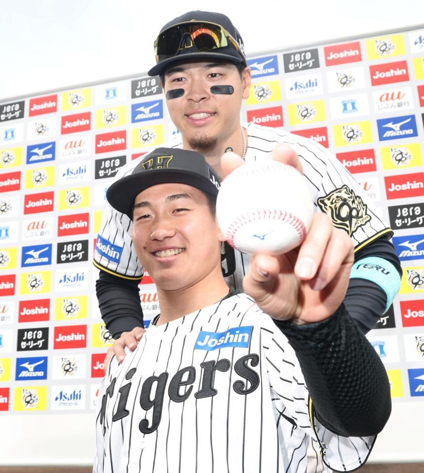 　プロ初勝利を挙げた伊原（手前）と打で大活躍の佐藤輝（撮影・中田匡峻）