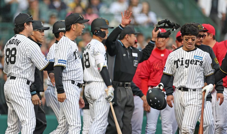 　８回、坂本（右）への頭部死球で激高した藤川監督（左から２人目）＝撮影・中田匡峻