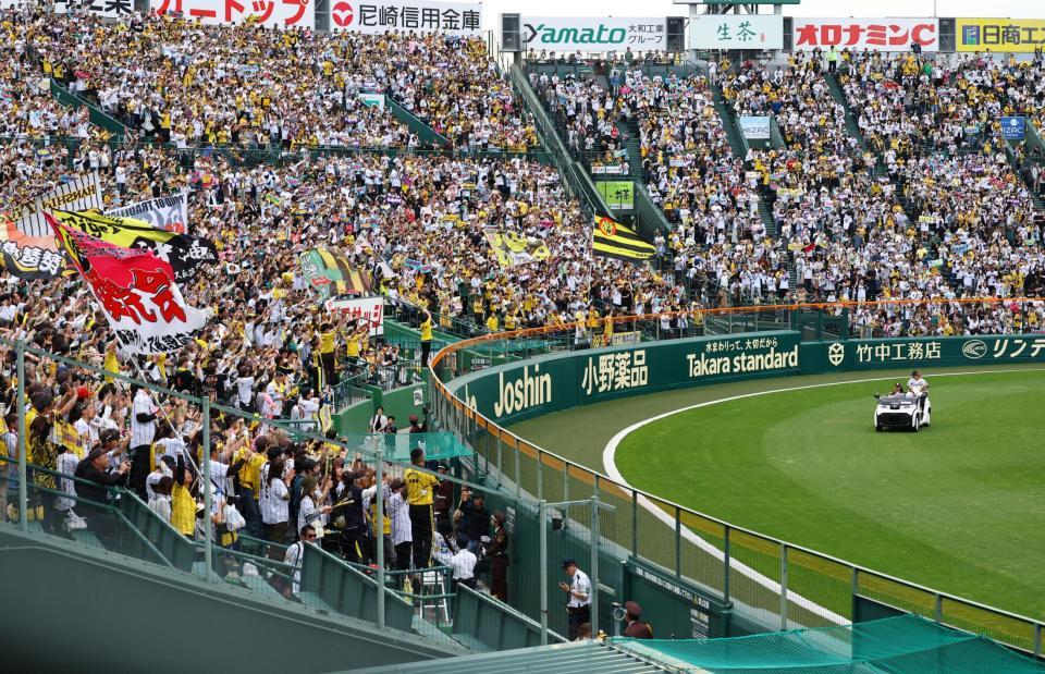 　リリーフカーに乗りグラウンドを一周する伊原は阪神ファンから声援を送られる（撮影・山口登）