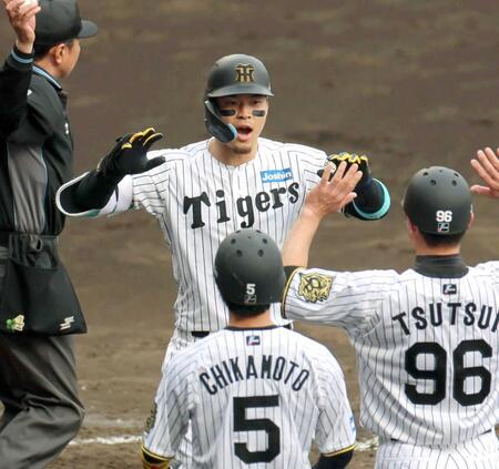 　５回、３ランを放ち、生還する佐藤輝（撮影・北村雅宏）