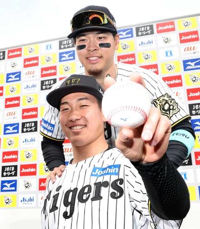 　プロ初勝利を挙げた伊原（手前）を祝福する佐藤輝（撮影・中田匡峻）