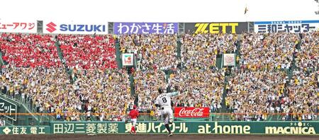 　５回、センターへ３ランを放ち、大観衆を湧かせた佐藤輝（撮影・中田匡峻）