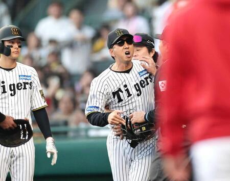 【写真】完全にブチギレてる阪神・藤川監督　必死で止める安藤コーチ