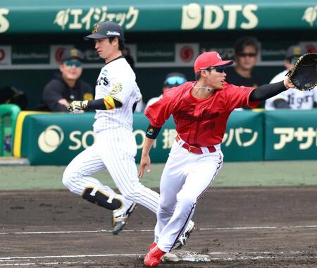 　５回、この試合３本目の内野安打で出塁する近本（左）＝撮影・山口登