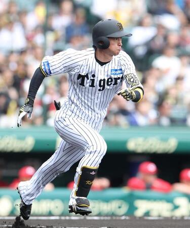 　１回、二塁内野安打で出塁する近本（撮影・中田匡峻）