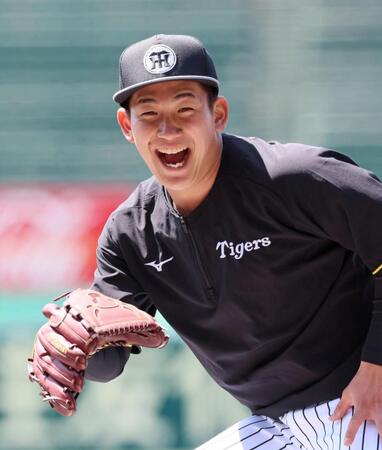 　ノックの打球を追う伊原（撮影・立川洋一郎）