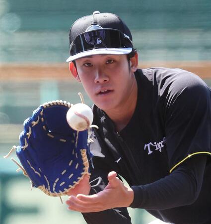 　ノックを受ける富田（撮影・立川洋一郎）