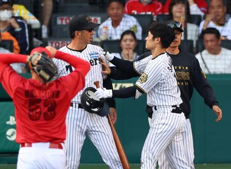 　８回、坂本が頭部に死球を受けエキサイトする藤川監督（中央左）＝２０日