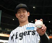 　プロ初勝利を挙げた伊原はウイニングボールを手に笑顔を見せる（撮影・中田匡峻）