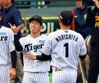 　初勝利を飾り、ナインを迎える伊原（左）＝撮影・山口登